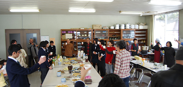 富士見町の美味しい地元料理を楽しみながらの、全国優勝おめでとう会（富士見高校養蜂部）