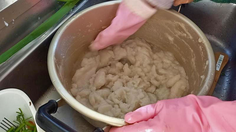 肝っ玉母ちゃんたちの「料理実習会」～こんやく作り～