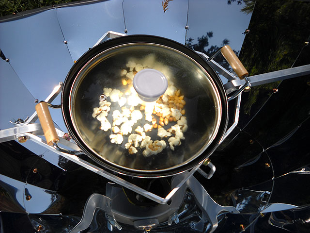 太陽の光を集めて料理のできるソーラークッカーでポップコーン！